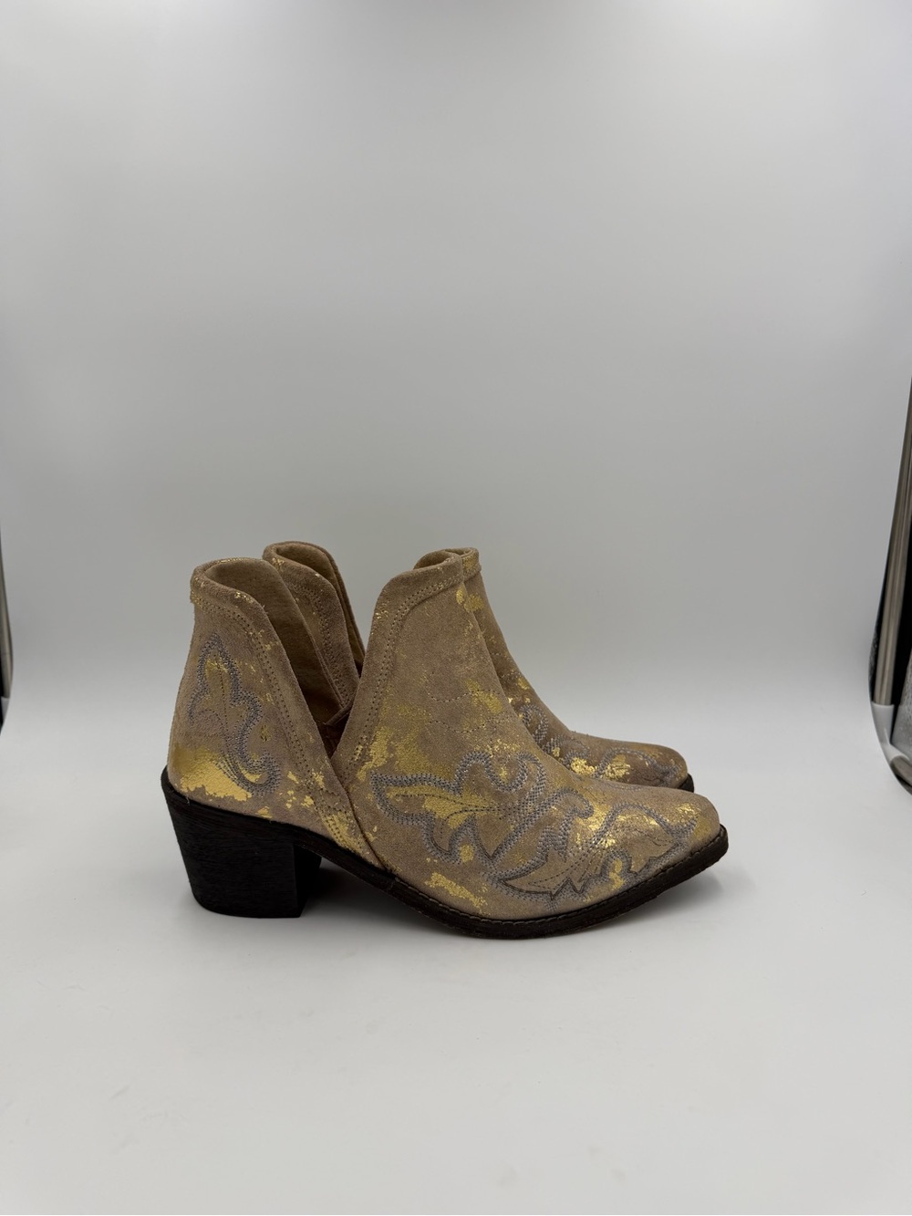 Circle G Western Booties Snip Toe Women’s Sand & Gold Metallic Accents Size 8 US
